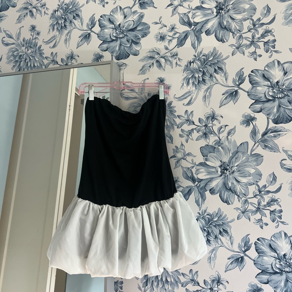 Elegant Black and White Women's Mini Dress - Picture 2 of 2